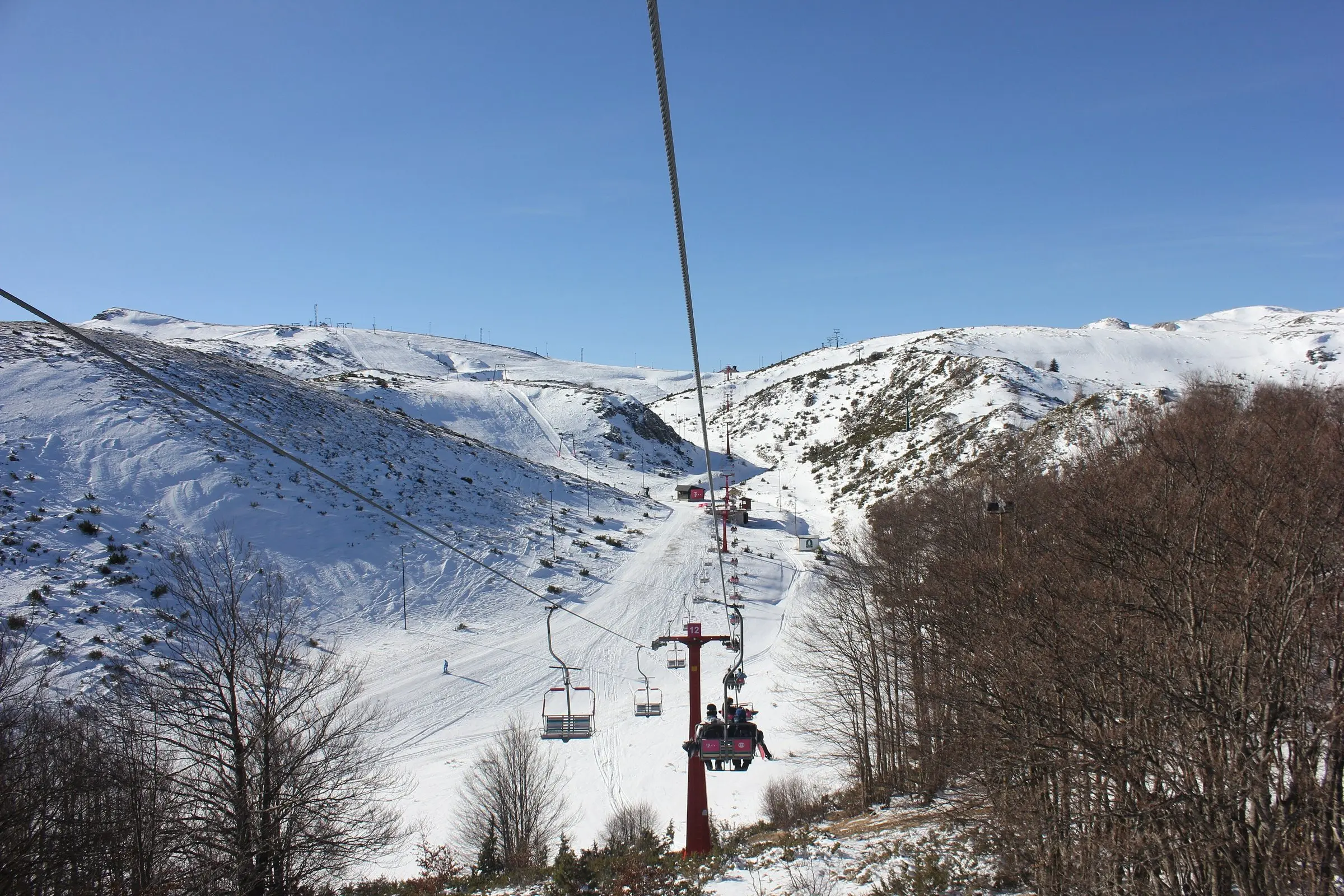 Wyciąg krzesełkowy nad zaśnieżonymi stokami ośrodka narciarskiego Mavrovo