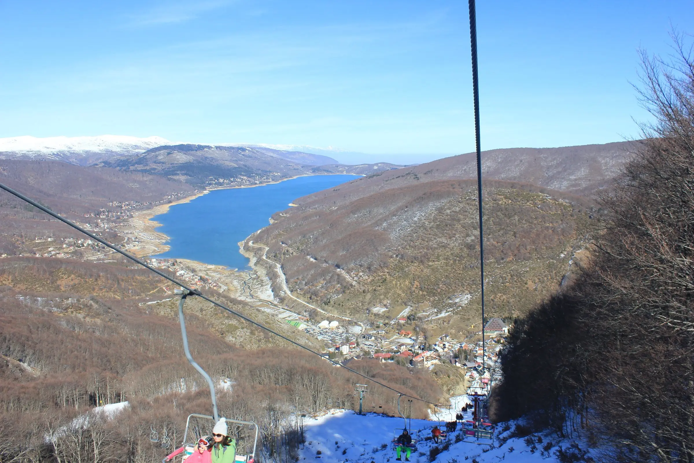 Widok z wyciągu krzesełkowego na jezioro Mavrovo zimą
