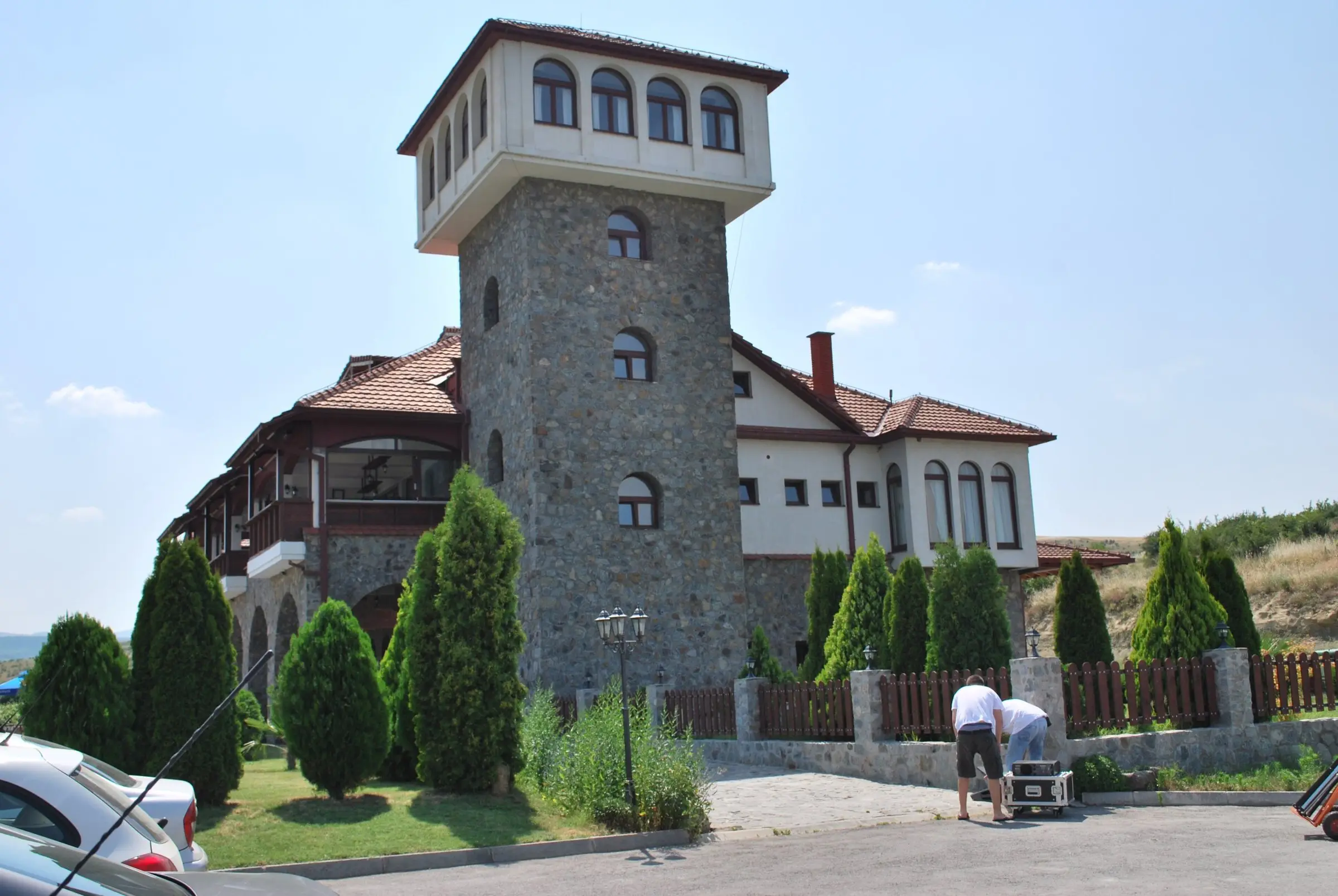 Der Turm des Weinguts und Hotels Popova Kula in Demir Kapija